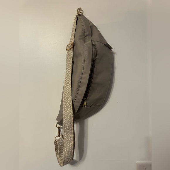 CANVELLE Gray oversized fanny pack with Patterned Strap - Picture 6 of 11
